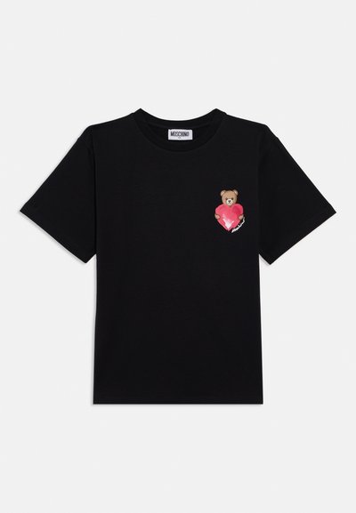 T-shirt en coton noir avec une image d’un ours tenant un cœur rouge sur le côté gauche de la poitrine. Col rond et manches courtes.