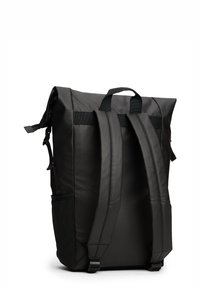 Musta reppu, jossa on rullattava yläosa, tekstiilimateriaalia, säädettävät hihnat ja sivutasku. Sileä pinta ja kestävä ompelu.