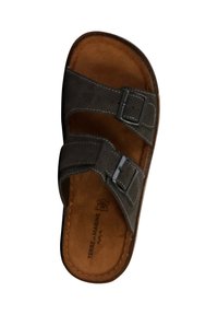 Sandalia de slide marrón con dos hebillas ajustables, parte superior de cuero, diseño perforado y plantilla acolchada en tono marrón. Suela flexible con costuras sutiles.
