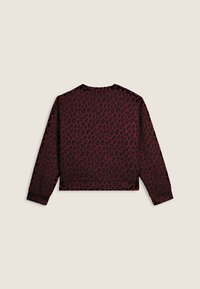 Sudadera recortada en burdeos con un patrón de estampado de leopardo negro. Mangas largas con puños ligeramente acanalados y escote redondeado.