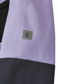 Lila und schwarze Stoffjacke mit einem strukturierten Logo-Patch in Grau, aus glattem, leichtem Material und mit einem schlanken Design.