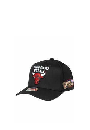 Schwarze Chicago Bulls Kappe mit rotem Bulls-Logo und weißem Text, mit einem NBA Finals 1996-Aufnäher an der Seite und einem holografischen Aufkleber auf dem Schirm.
