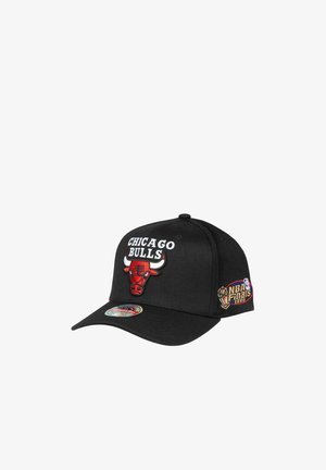 Schwarze Chicago Bulls Kappe mit rotem Bulls-Logo und weißem Text, mit einem NBA Finals 1996-Aufnäher an der Seite und einem holografischen Aufkleber auf dem Schirm.