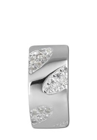 Bague en argent avec une bande lisse ornée d'accents texturés et de gemmes transparentes incrustées, disposées en motifs de feuilles.