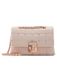 Prošívaná kabelka v barvě růžového pudru z umělé kůže se zlatým řetízkovým popruhem, kovovou sponou a pyramidovými cvočky na přední straně. Hladký povrch a kompaktní tvar.