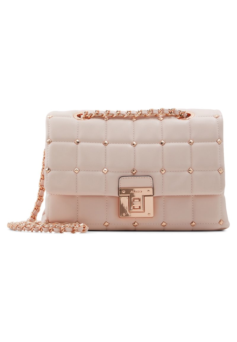 Prošívaná kabelka v barvě růžového pudru z umělé kůže se zlatým řetízkovým popruhem, kovovou sponou a pyramidovými cvočky na přední straně. Hladký povrch a kompaktní tvar.