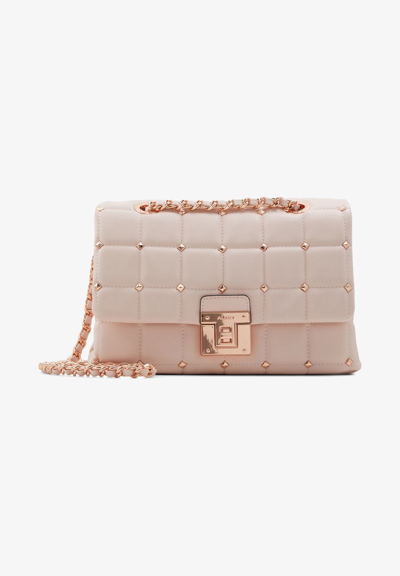Prošívaná kabelka v barvě růžového pudru z umělé kůže se zlatým řetízkovým popruhem, kovovou sponou a pyramidovými cvočky na přední straně. Hladký povrch a kompaktní tvar.