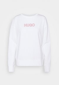 Sudadera blanca con cuello redondo, mangas caídas y un logo rosa "HUGO" en el pecho. Textura suave con puños y bajo de canalé.