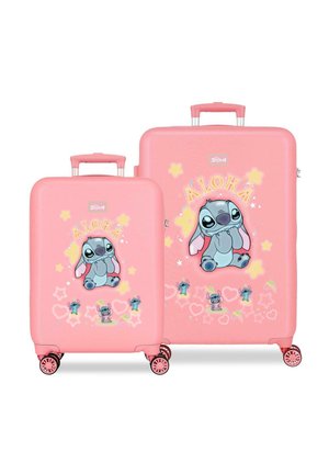 Dos maletas rosas con el personaje de dibujos animados Stitch, texto "ALOHA", patrones de estrellas y corazones, y cuatro pequeñas ilustraciones de Stitch en maletas de carcasa dura.