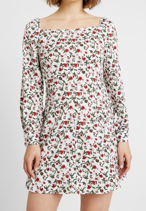 Robe fleurie à manches longues, décolleté carré, en tissu blanc, motif de fleurs rouges et vertes, texture douce, coupe ajustée, longueur au-dessus du genou.