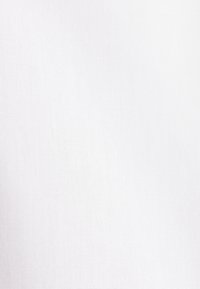 Tissu en coton blanc, texture lisse, tissage serré, avec une finition mate uniforme et sans motifs ni ornements visibles.