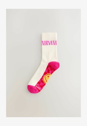 Hvid crew sok med en pink "NIRVANA" logo, der har et smilende ansigt graphic og ternet mønster i pink og gul på foden.