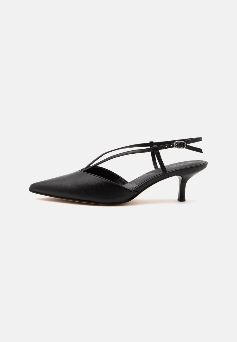 Escarpin noir en cuir à bout pointu avec petit talon kitten, fine bride de cheville avec boucle, design slingback, sur un fond uni clair.
