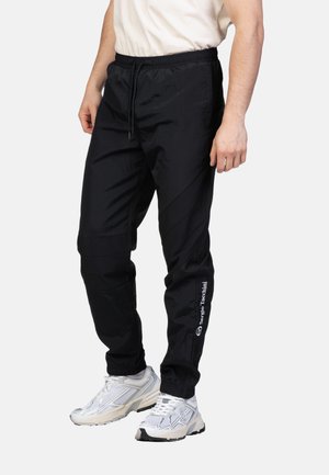 Schwarze Jogginghosen aus leichtem Stoff, mit elastischem Bund, Kordelzugverschluss und einem Logo am unteren Bein.
