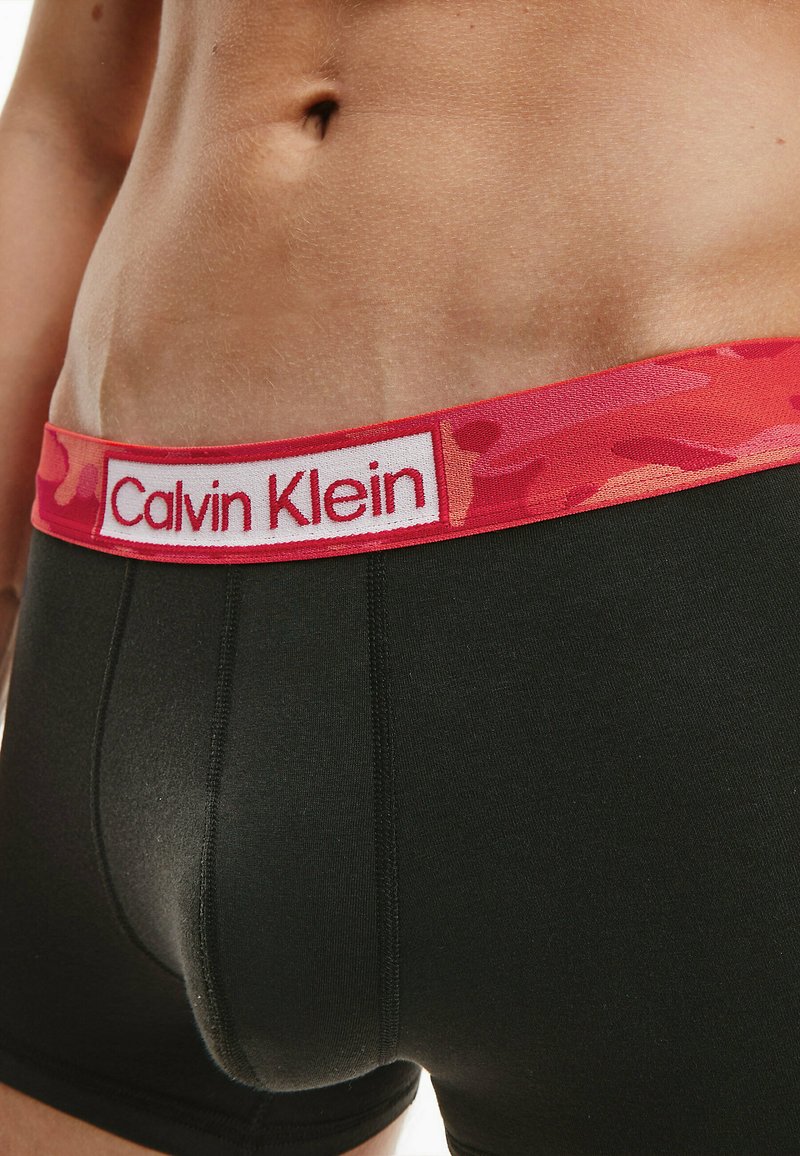 Herren Unterhosen | Calvin Klein Underwear REIMAGINED HERITAGE Panties black w berry sangria wb/schwarz - IN02886 Herren Unterhosen | Calvin Klein Underwear REIMAGINED HERITAGE Panties black w berry sangria wb/schwarz - IN02886