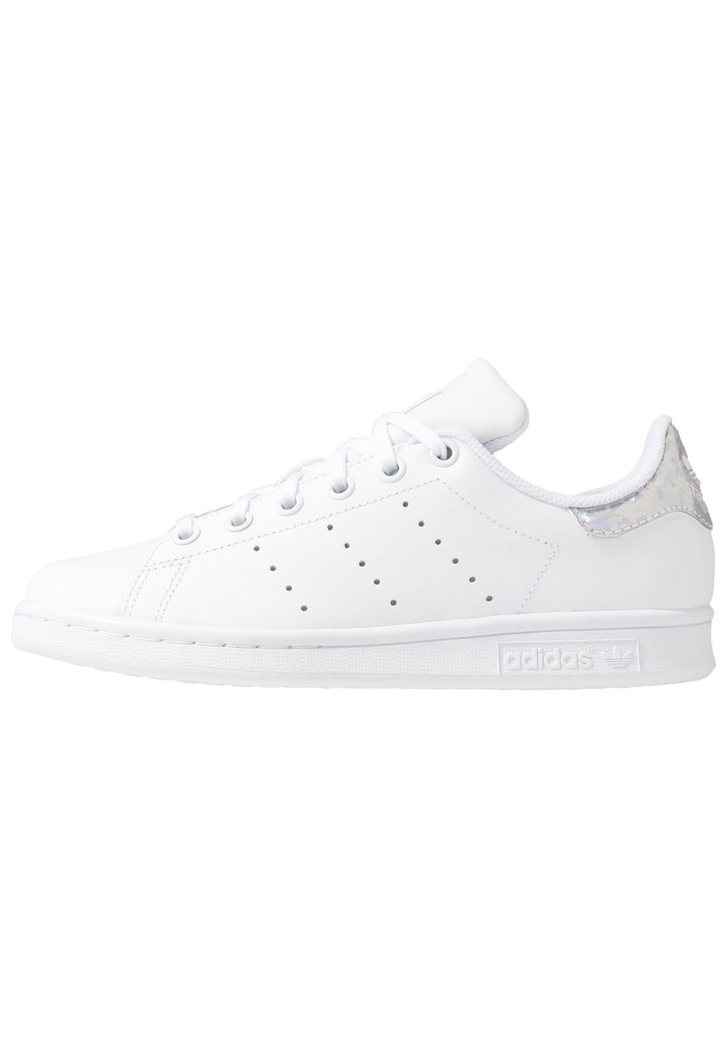 Vit lädersneaker med rund tå, platta snören, perforerade detaljer på sidan och en holografisk accent på hälen.