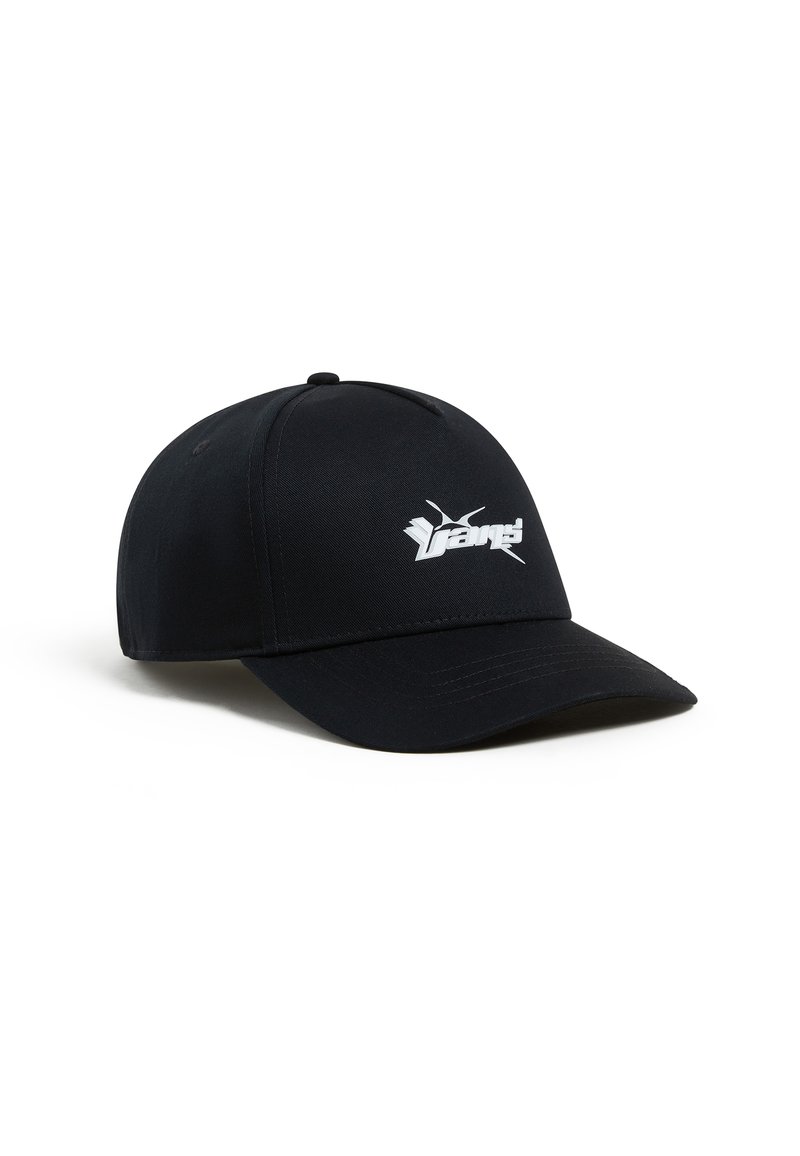 Gorra de béisbol negra hecha de tela, con visera curva y un destacado logo blanco en la parte frontal. Textura suave, diseño estructurado.