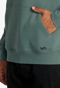 RVCA BIG - Mikina s kapucňou - gnb0