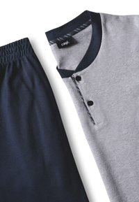 Maglietta grigia a maniche lunghe con colletto e bottoni navy abbinata a pantaloni con elastico in vita navy, piegata piatta su uno sfondo bianco.