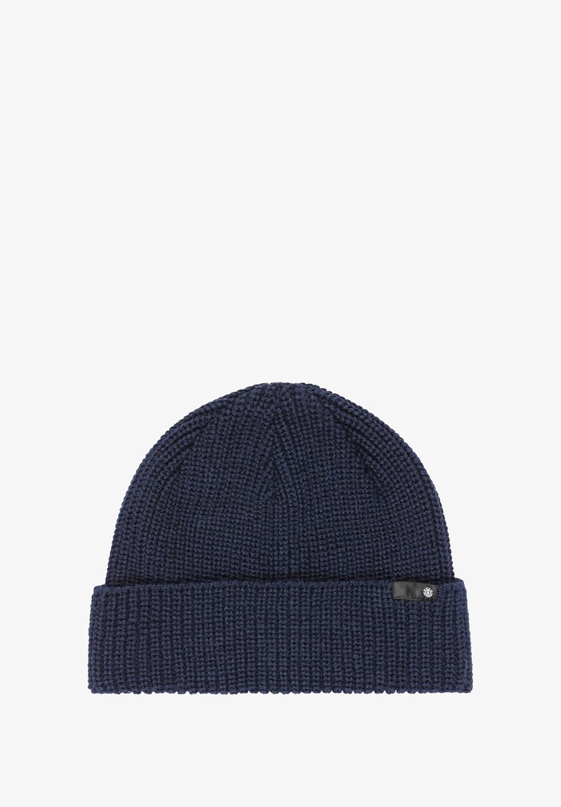 Marinblå mössa i stickad textur med ett vikt kanal, och en liten märkesläderflik på sidan.