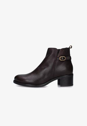 Stivale alla caviglia in pelle marrone con pannello laterale elastico texture, tacco corto a blocco e dettaglio decorativo a fibbia sulla cinghia.