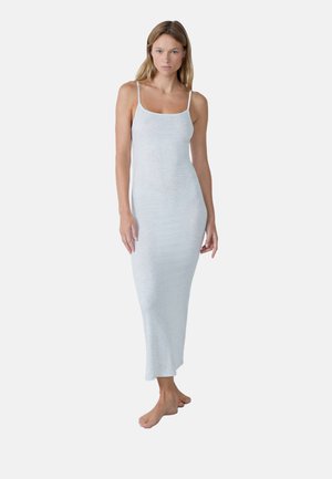 Vestito maxi lavorato a maglia grigio chiaro con spalline sottili, design aderente e tessuto testurizzato che arriva fino alla caviglia.