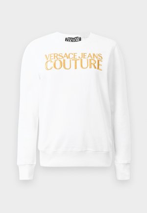 Witte sweatshirt met lange mouwen, ronde hals, met gouden geborduurde tekst "VERSACE JEANS COUTURE" over de voorkant. Zachte katoenmateriaal.