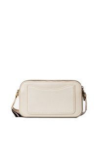 Borsa bianca con zip realizzata in materiale testurizzato. Presenta una tasca frontale e una tracolla con un accento a strisce. Forma rettangolare compatta.