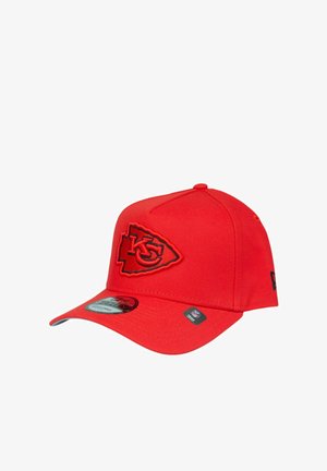 Roter Kansas City Chiefs Cap mit gebogenem Schirm, vorne besticktem Teamlogo und NFL-Etiketten am Schirm und an der Seite.