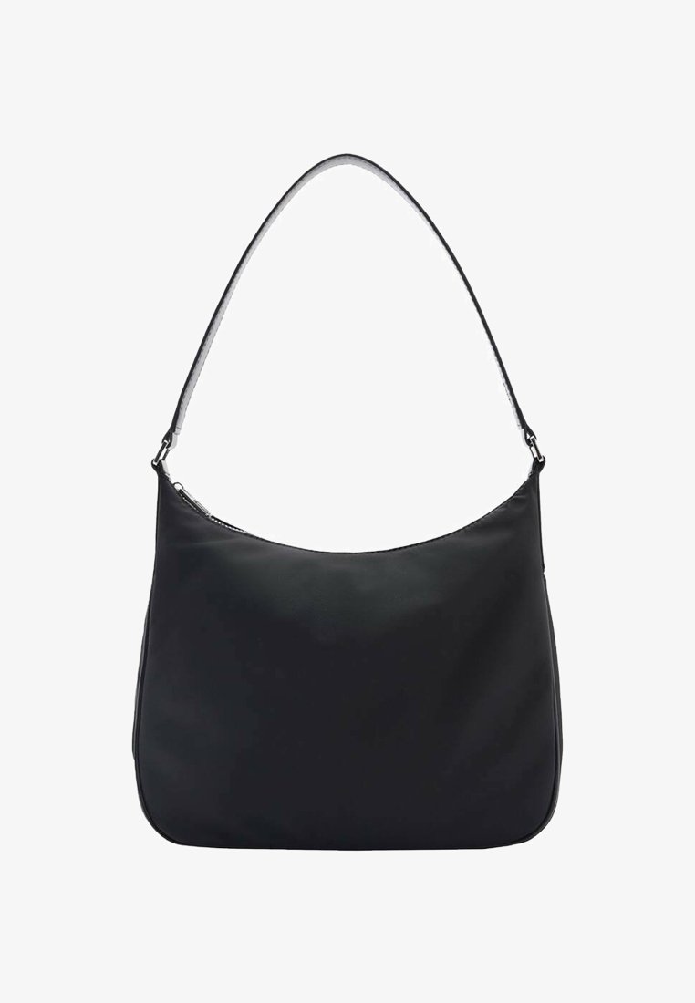 Zwarte neplederen schoudertas met een enkele brede schouderband, een glad oppervlak en een ritsopening aan de bovenkant. Heeft een minimalistisch ontwerp.