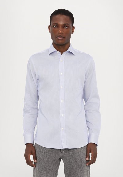 Chemise à boutons avec des rayures verticales bleu clair et blanches, en tissu tissé, dotée d'un col classique et de manches longues.