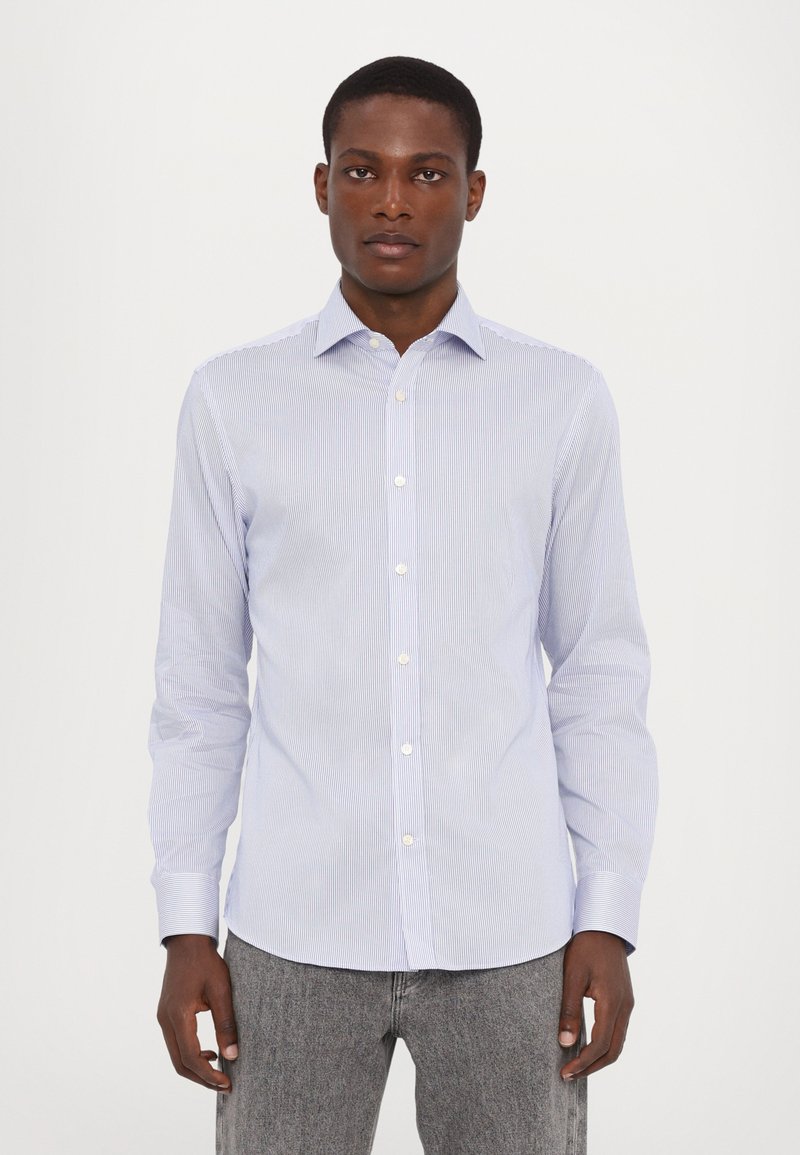Camicia a maniche lunghe con bottoni, caratterizzata da strisce verticali azzurre e bianche, realizzata in tessuto tessuto, con colletto classico.