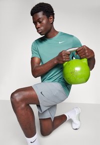 Nike Performance FORM - Sportske kratke hlače - smoke grey/black