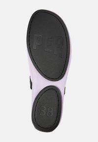 Suela de zapato morada con superficie de goma negra. Presenta texto en relieve "PER" y tamaño "38". Textura suave con bordes curvados y diseño minimalista.