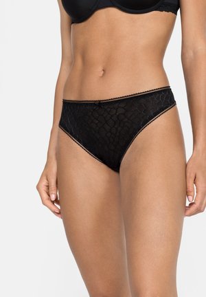 Lingerie nera in pizzo con un motivo geometrico, caratterizzata da un bordo scallop e un piccolo dettaglio a fiocco sul davanti, con una texture liscia.