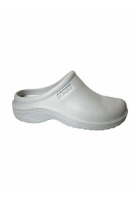 Zuecos blancos hechos de material sintético texturizado, con punta redondeada, diseño sin espalda y una suela gruesa y robusta para mayor estabilidad.