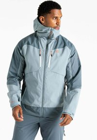 Veste imperméable bleu clair avec un col haut, des poches zippées et des sections contrastantes de bleu plus foncé. Équipée de poignets ajustables et de cordons de serrage.