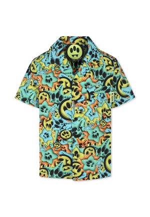 Camicia a maniche corte con bottoni, caratterizzata da un vivace motivo di forme verdi, arancioni e nere, comprese fiori e volti su uno sfondo azzurro chiaro.