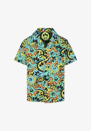 Camicia a maniche corte con bottoni, caratterizzata da un vivace motivo di forme verdi, arancioni e nere, comprese fiori e volti su uno sfondo azzurro chiaro.