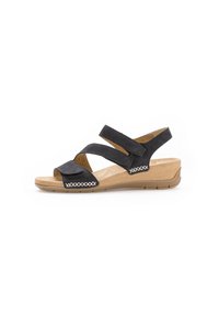 Sandalo in suede nero con ampie cinghie incrociate, punta aperta e tacco medio beige. Presenta una decorazione in bianco lungo il bordo.