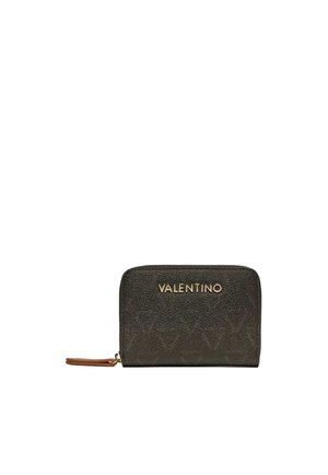 Portefeuille zippé Valentino marron foncé en cuir texturé avec logo doré sur le devant, doté d'une lanière poignet en cuir beige pour la tirette.