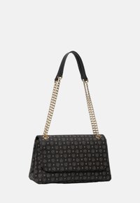 Borsa nera con tracolla in catena dorata e superficie texturizzata. Presenta un design a motivo impresso con piccoli simboli. Chiusura a pattina.