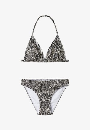 Melnbaltā rakstaina bikini komplekts, kas ietver trīsstūrveida topu ar halterim un atbilstošas zemu vidukļa biksītes ar līdzīgu rakstu.