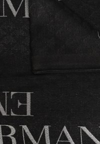 Tessuto nero con una sottile texture a motivo e testo grigio a contrasto. Il design include caratteri grandi e una finitura liscia.