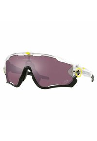 Occhiali sportivi con telaio trasparente, lenti viola, accenti neri e un punto di attacco giallo. Presentano un design avvolgente e fessure di ventilazione.