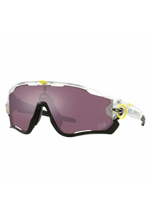 Occhiali sportivi con telaio trasparente, lenti viola, accenti neri e un punto di attacco giallo. Presentano un design avvolgente e fessure di ventilazione.