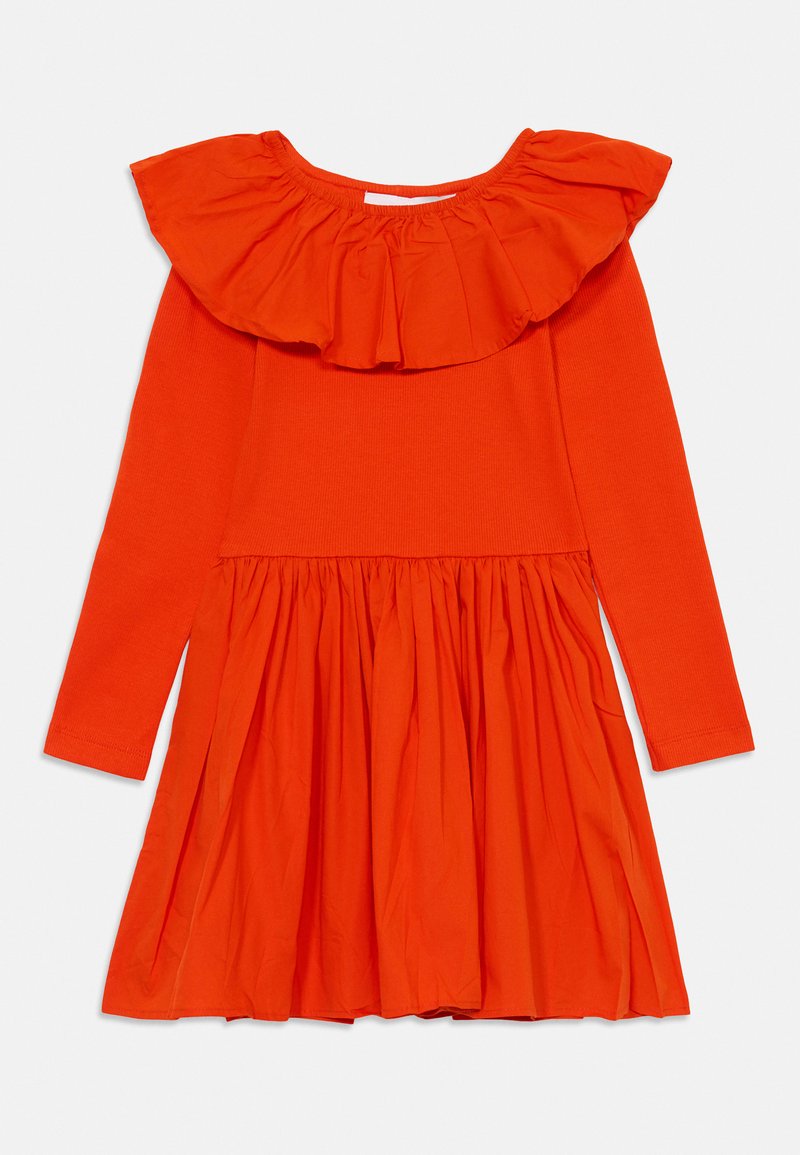 Vestido longo de manga longa em laranja brilhante, com grande gola em babados e saia franzida, exibido de forma plana sobre fundo branco.