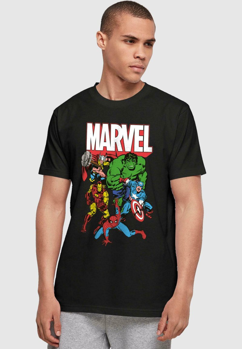 Juodas marškinėliai, vaizduojantys ryškius Marvel superherojus: Hulka, Vorą Žmogų, Geležinį žmogų ir Kapitoną Ameriką komiksų stiliaus dizainu.