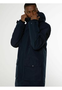 Parka imperméable bleu marine avec un col haut, une capuche réglable et plusieurs poches avant. Comprend des boutons-pression et des poignets élastiques.