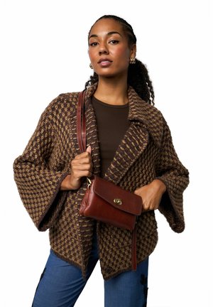 Smeđi šal-kaput s uzorkom i širokim rukavima, uparen s malom torbom preko ramena od bordo kože. Sadrži teksturirani tkanje i ovratnik.